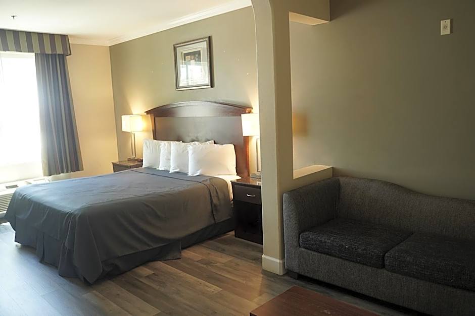 Harbor Inn & Suites