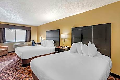 Queen Room with Two Queen Beds and Bath Tub - Mobility Accessible