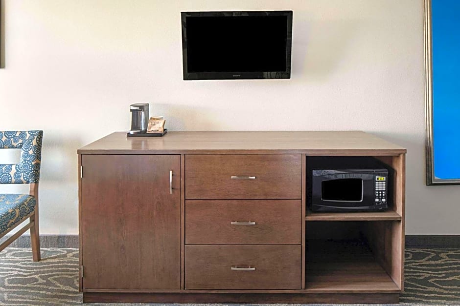 La Quinta Inn & Suites by Wyndham Mercedes Outlet Mall