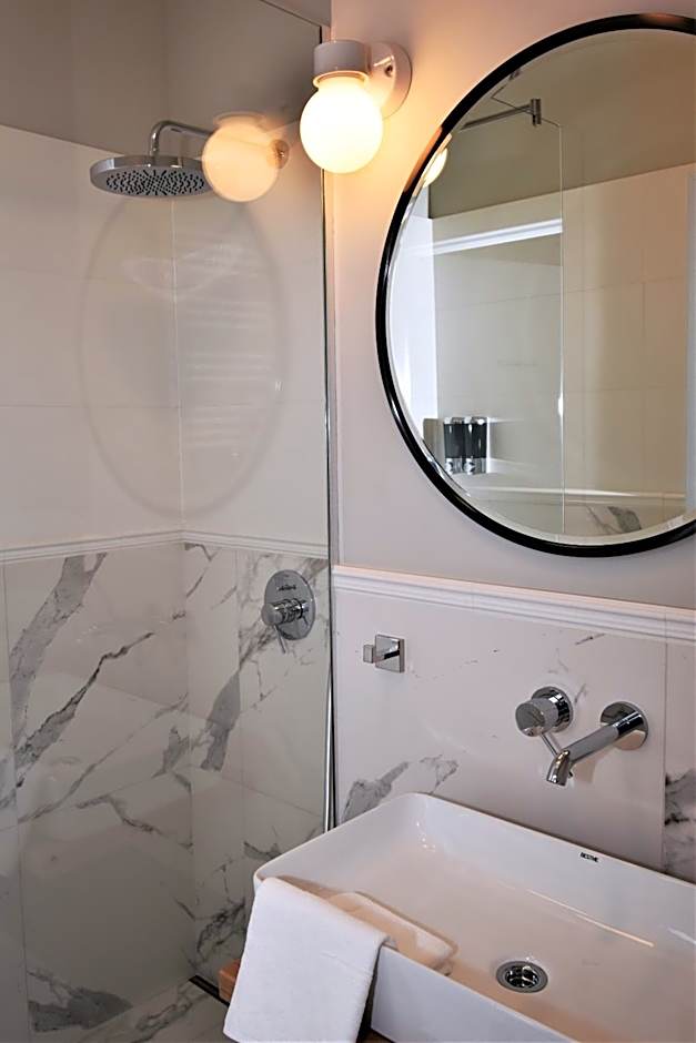 Patio Riverfront Aparthotel