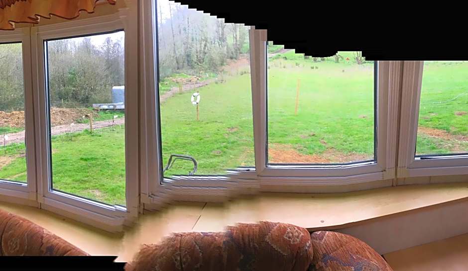 Shepherds Huts Ham Hill, 2 double beds, Bathroom, Lounge, Diner, Kitchen, LOVE dogs & Cats Looking out to lake and by Ham Hill Country Park plus parking for large vehicles available also great deals on workers long term This is the place to relax and BBQ