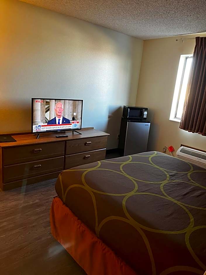 Super 8 by Wyndham Smithville/Kansas City