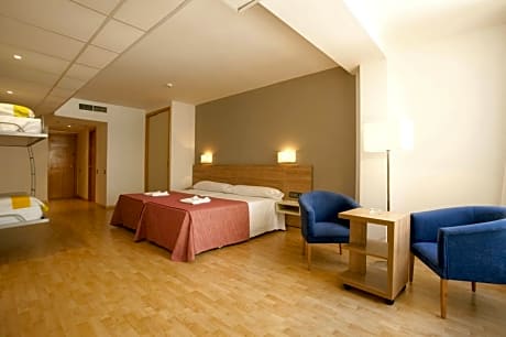 Family Room (2 Adults + 2 Children)