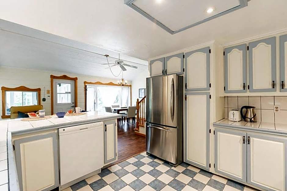 Chalet du Village - Rustic charm, lake - beach access