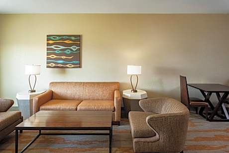 One-Bedroom Suite with Tub - Mobility Accessible