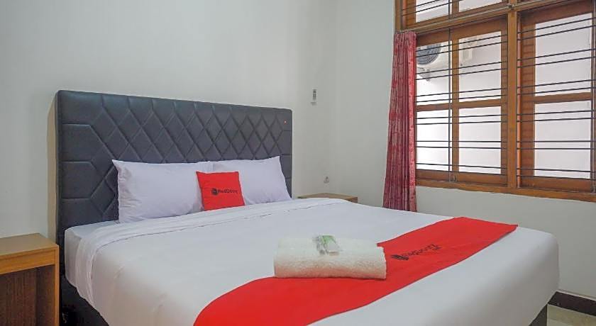 RedDoorz near Kawasan Simpang Lima Area