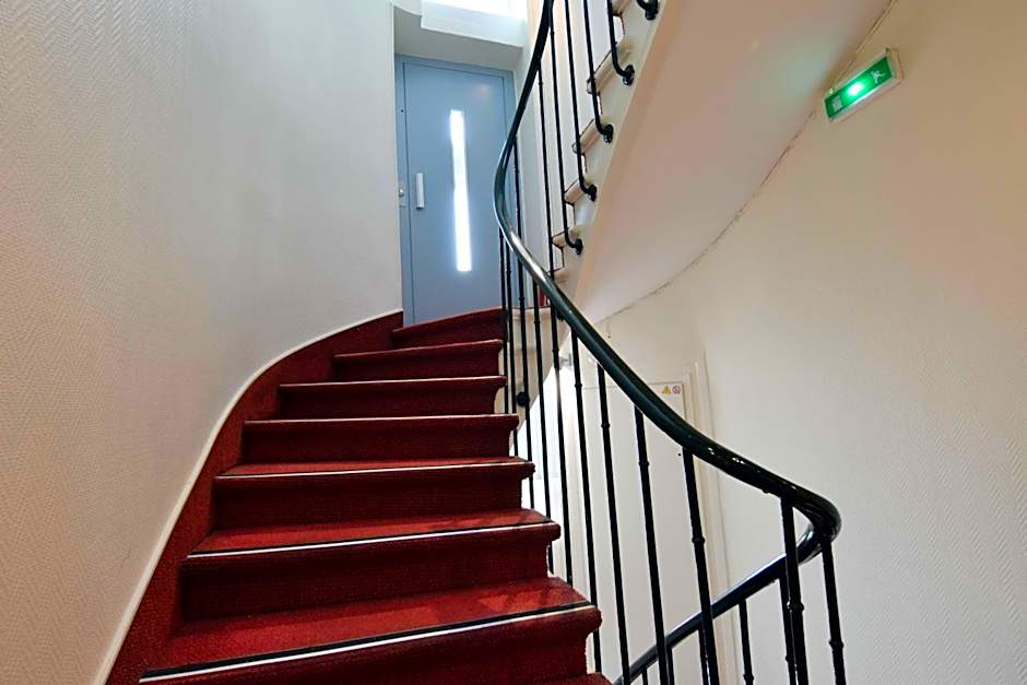 Alyss Saphir Cambronne Eiffel