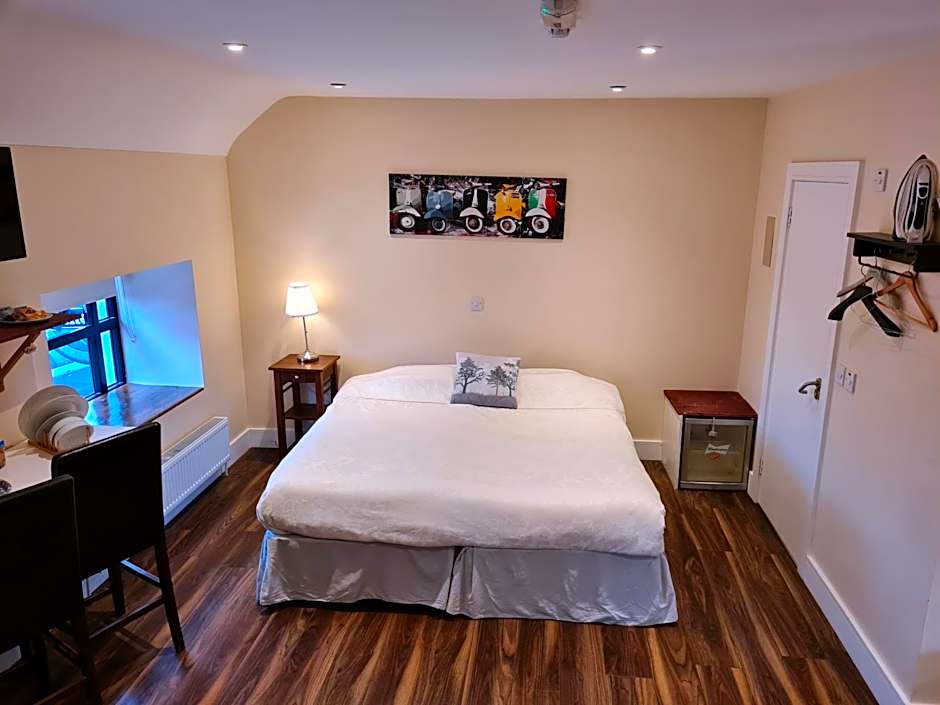 Ridge-Rock Accommodation