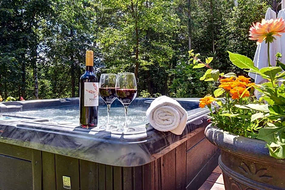 Front RIVER private BEACH 2 HOT TUBS 15 p SAUNA