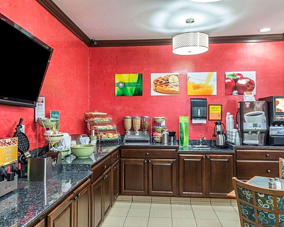 Quality Inn at Collins Road - Cedar Rapids