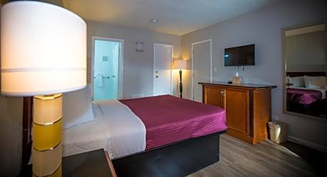 1 Queen Bed Non-Smoking
