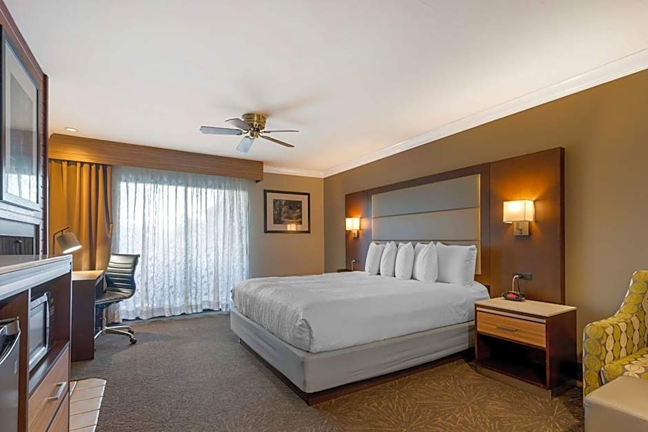 Best Western Plus Forest Park Inn
