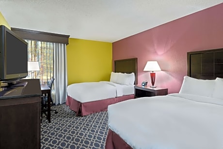 2 Double Beds Mobility/Hearing Acc/Bathtub