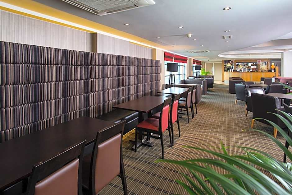 Holiday Inn Express London Luton Airport By IHG