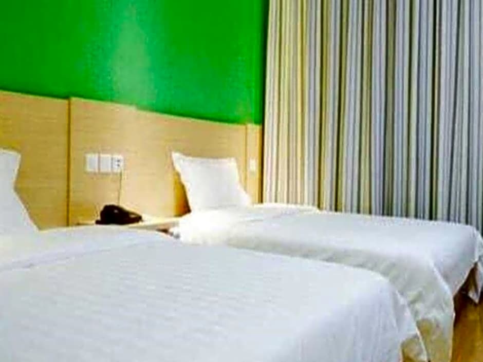 7 Days Inn Huanggang Luotian Hedong Street Dabieshan Food Plaza