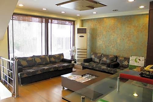 Capital O 2382 Hotel White House Continental