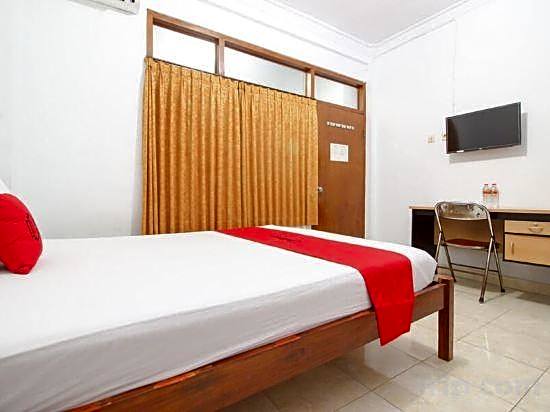 RedDoorz Plus near Alun Alun Selatan