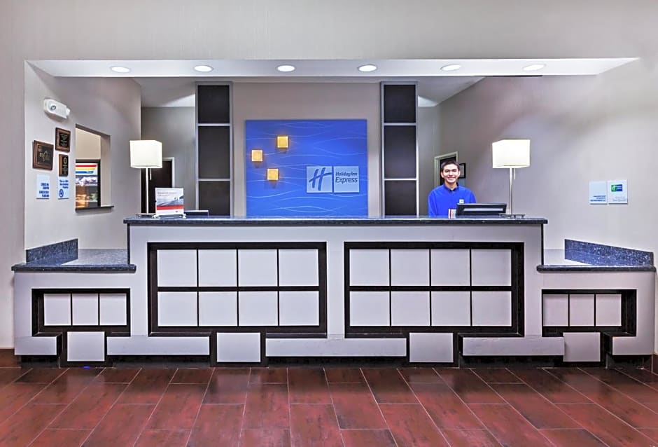 Holiday Inn Express & Suites Cleveland By IHG