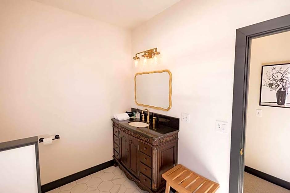 Speakeasy King Suite (Rm1)
