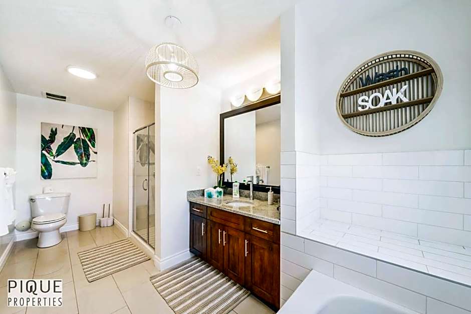 Tropical Oasis - King Beds - Free Netflix & Parking - Fast Wi-Fi