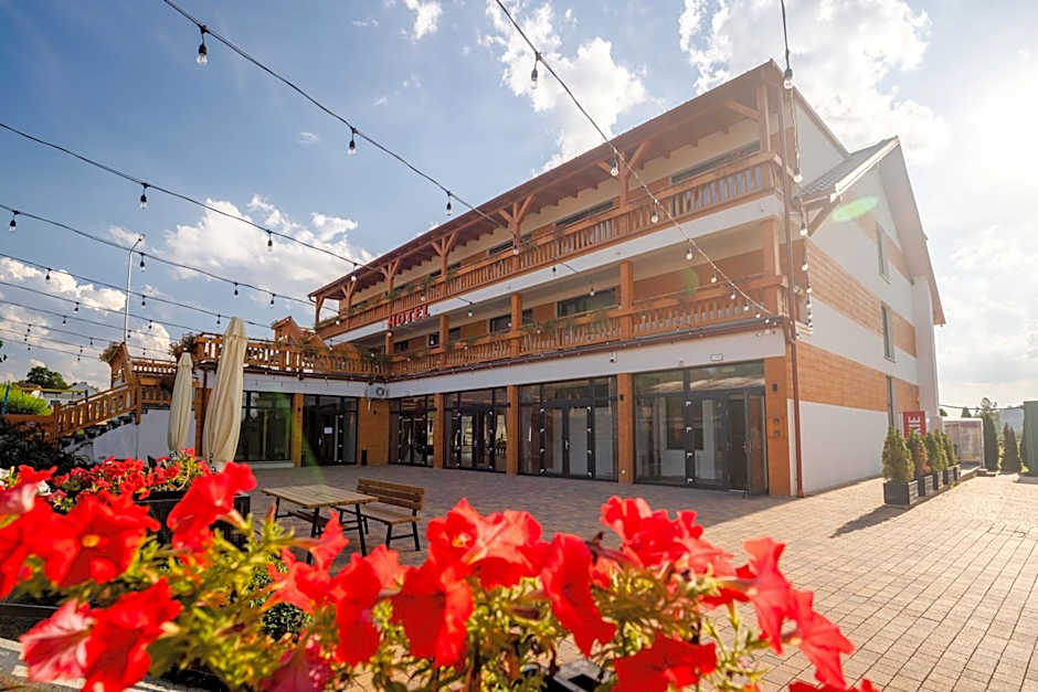 Mazurkowa - z widokiem na Karkonosze i Śnieżkę, darmowy parking, obok restauracja Mazurkowa Chata
