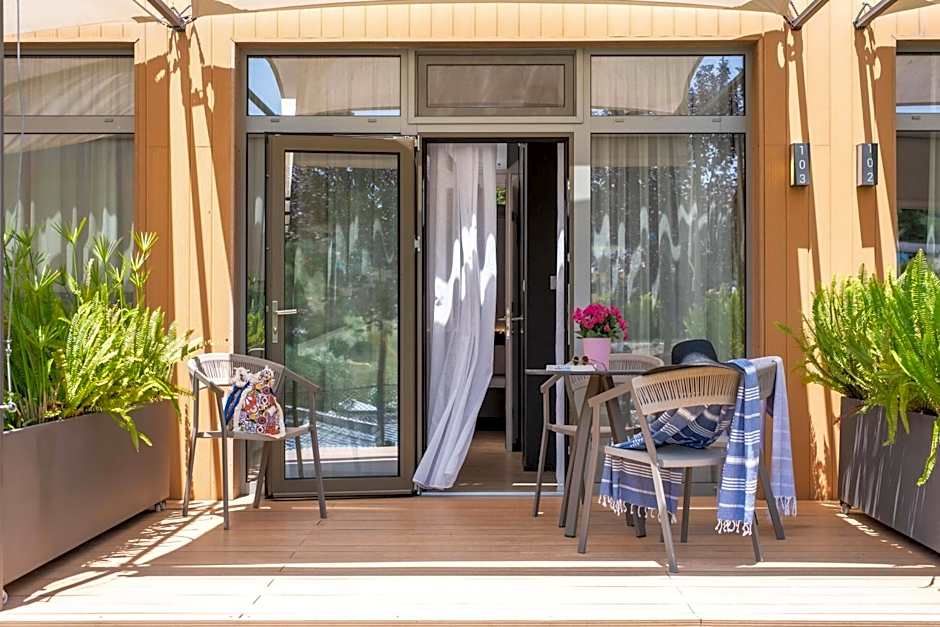 Sani More & Sani Woods