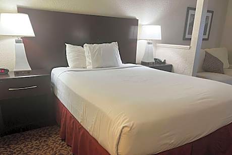 King Room with Mobility/Hearing Access Bathtub w/ Grab Bars - Non-Smoking
