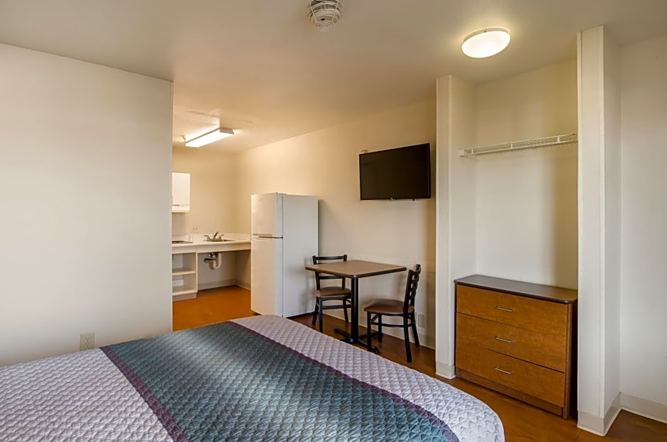 HomeTowne Studios by Red Roof Denver - Airport/Aurora