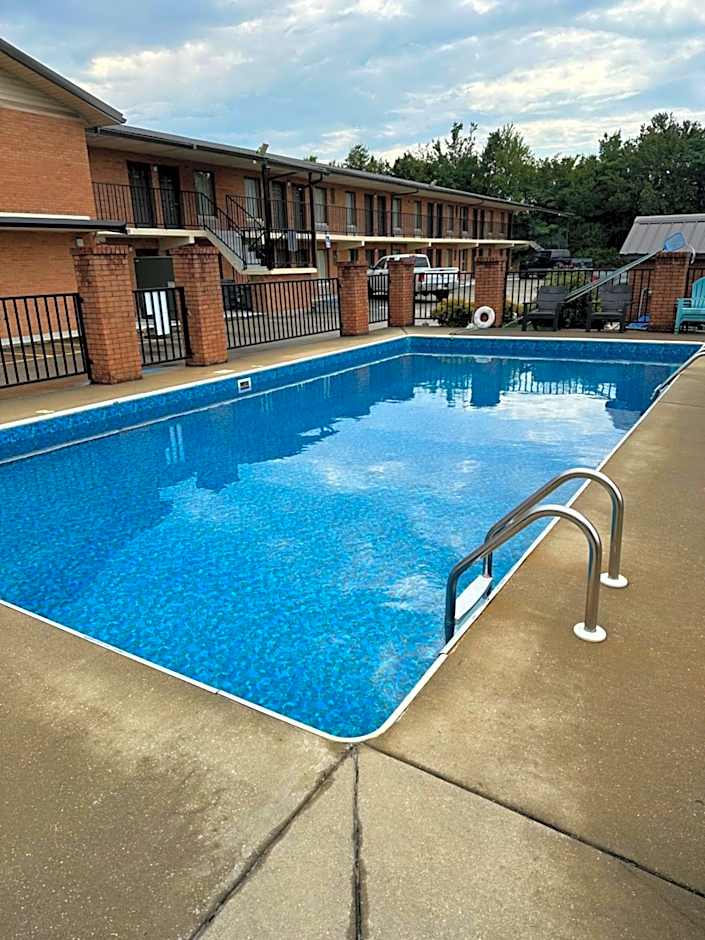 Royal Inn - Anniston
