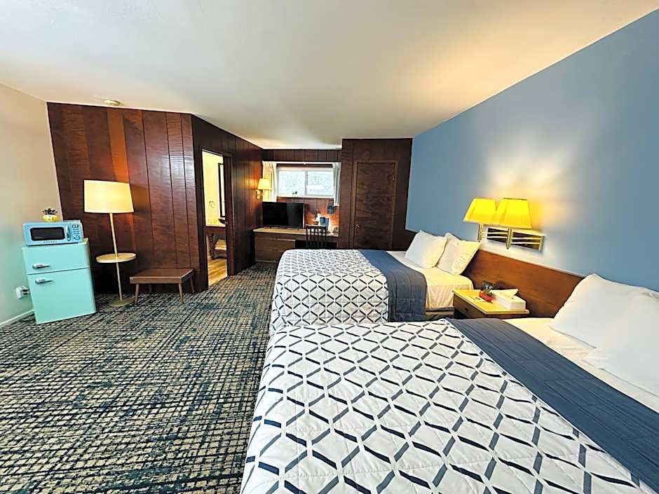 Curly Redwood Lodge