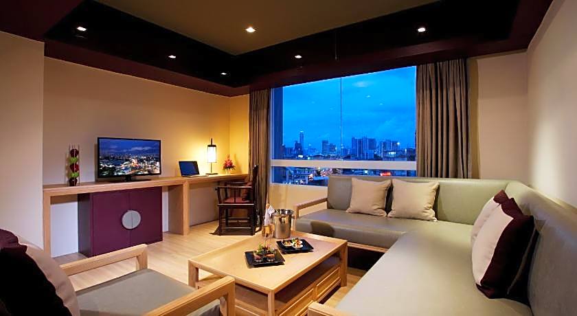 The Quarter Hualamphong by UHG