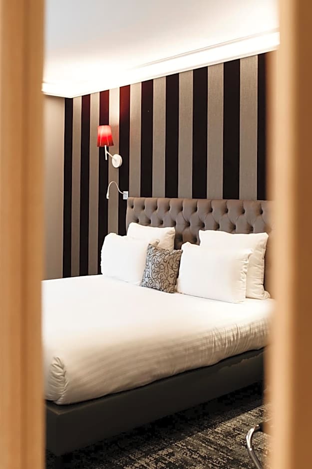 Hotel Dali Val d'Europe Tapestry Collection by Hilton