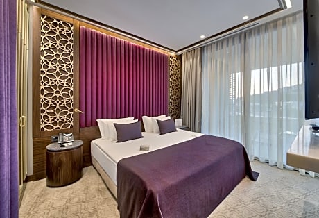 Honeymoon Gold Suite with City View