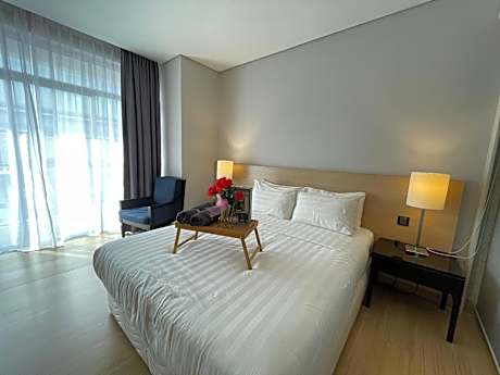 Deluxe Queen Suite