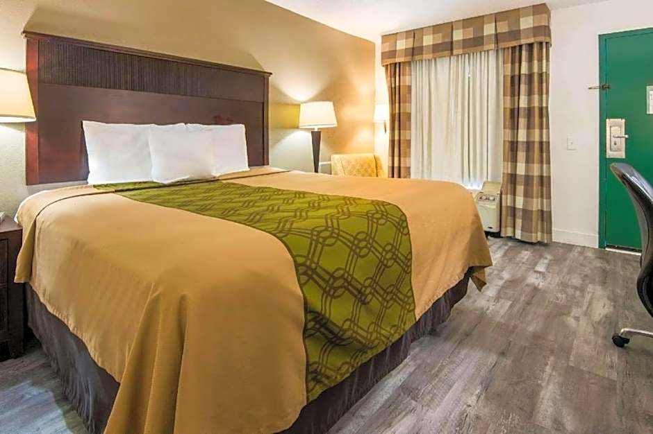 Econo Lodge Inn & Suites Macon North