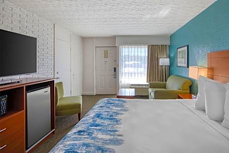 King Room with Roll-in Shower - Mobility Accessible/Non-Smoking