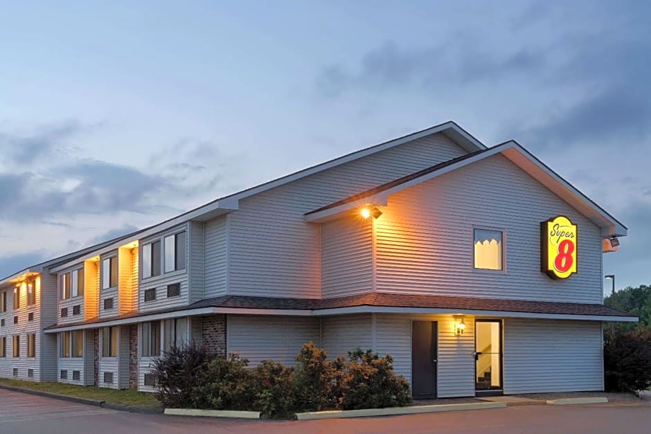 Super 8 by Wyndham Portland/Westbrook Area