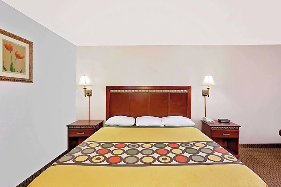 Super 8 by Wyndham Plainview