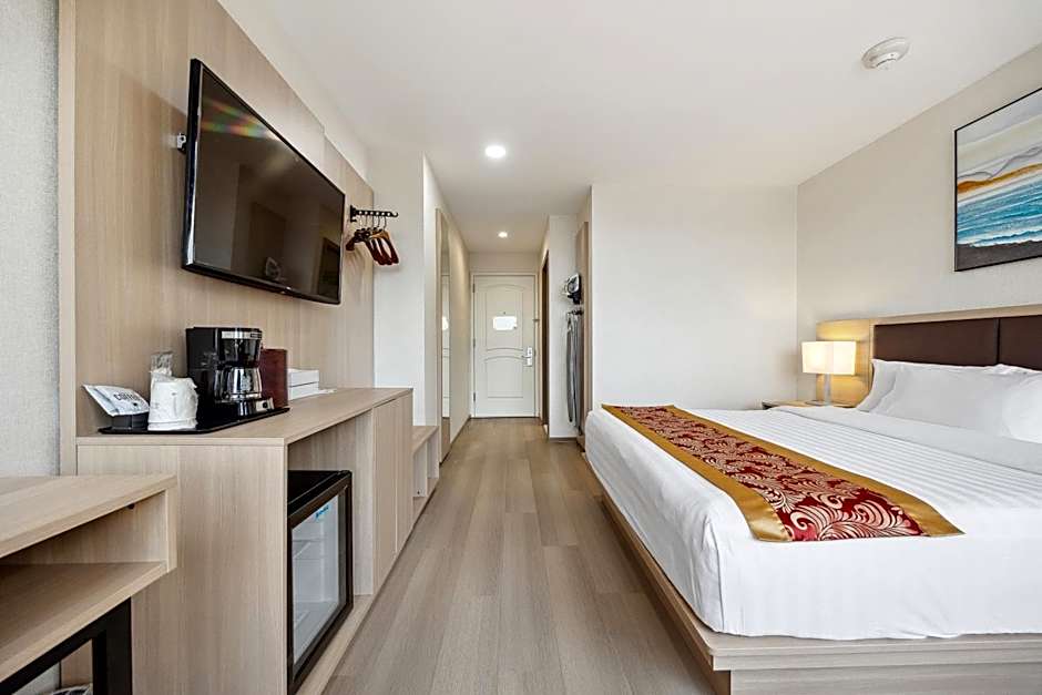 Ramada by Wyndham Flushing Queens