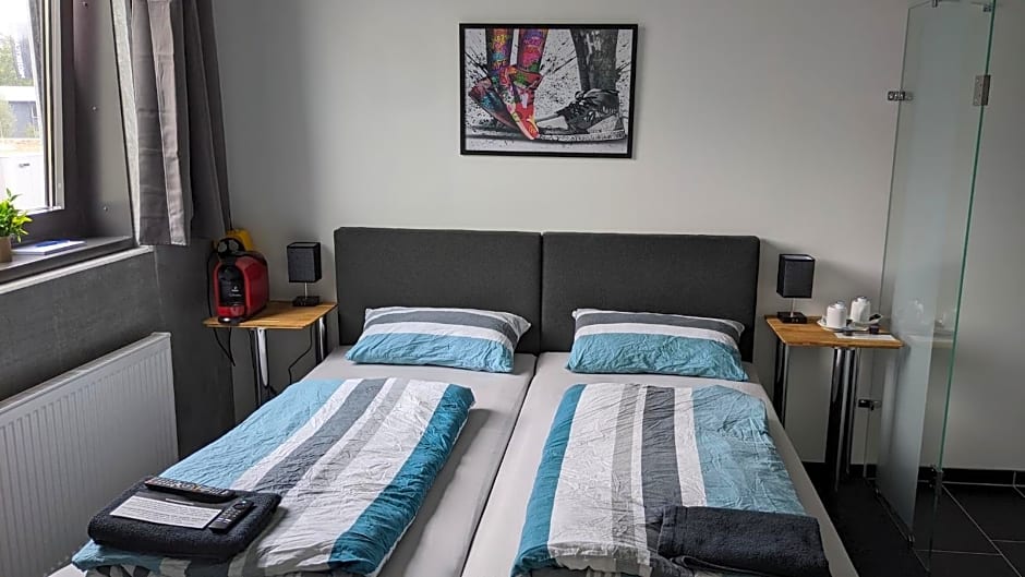 BUSINESS-MOTEL free WiFi & massage, air-con, XXL-Parking