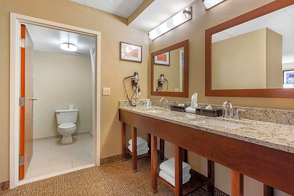 Comfort Inn & Suites Hamilton Place