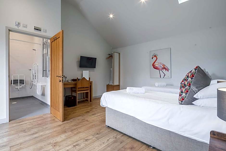 TWIN Deluxe Disabled Access and Wet Room with Courtyard View - Newton