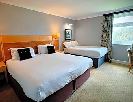 Ambassador Twin Room (Inc FREE PARKING, POOL & GYM)