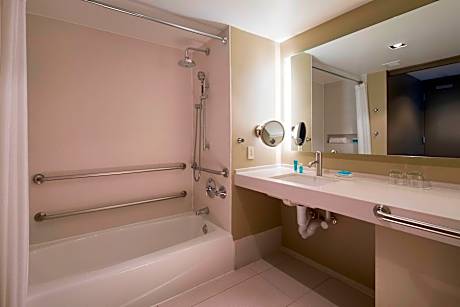 Room, 1 King Bed, Accessible, City View (Mobility & Hearing w/ Tub)