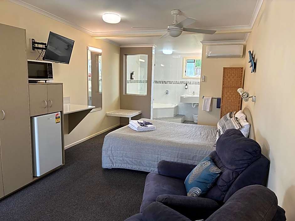 Photo 1 of 6 of 1 Queen Bed, Jetted Tub