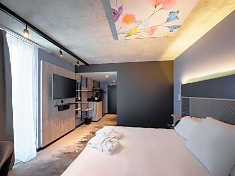 Privilege King Room with Armchair