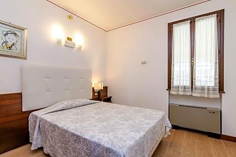 Single Room with Queen Bed