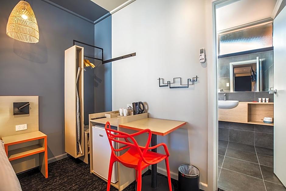 Nightcap at Monash Hotel