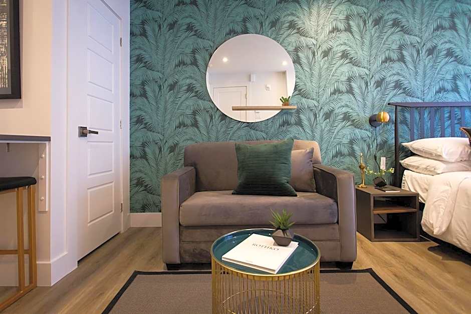 Blue Tropics Studio in Little Italy with kitchen by Den Stays