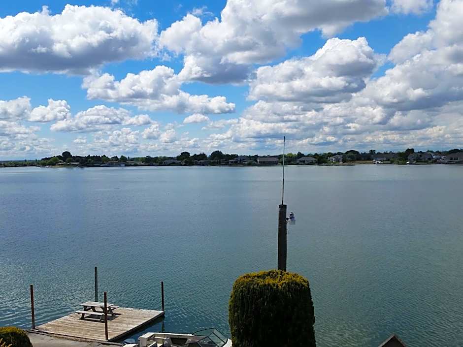 Lakeshore Inn Water Front